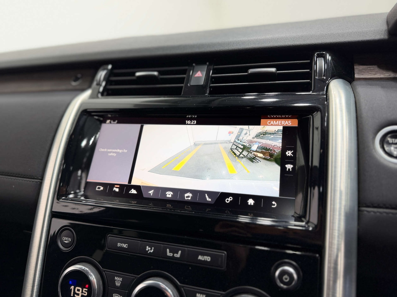 Used Land Rover Discovery 2017 for sale - 77025228: Photo 32