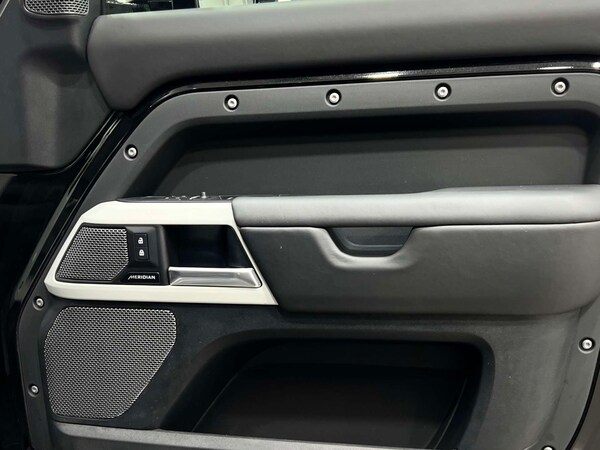 Used Land Rover Defender 2024 for sale - 76064556: Photo 32