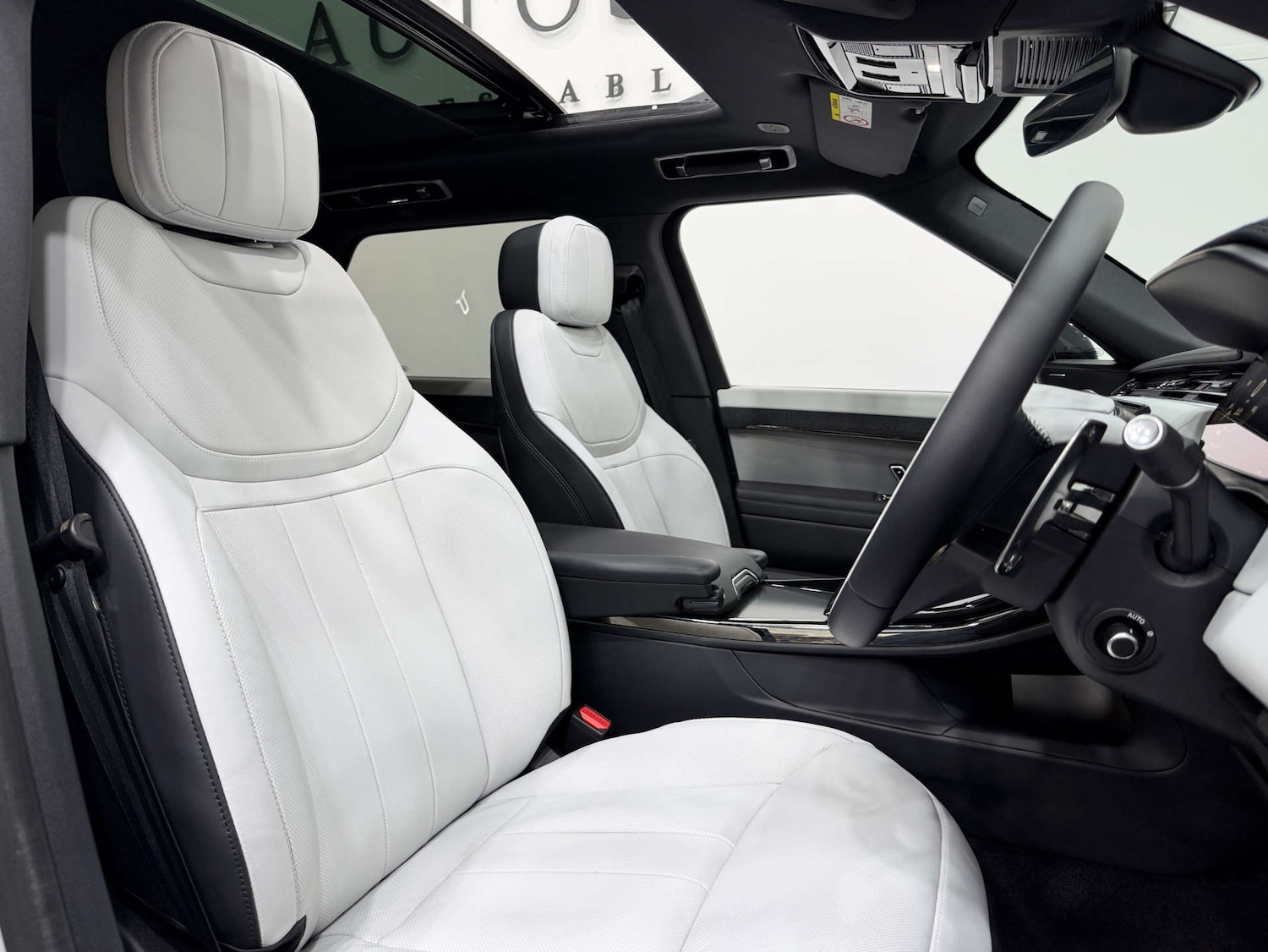 Used Land Rover Range Rover Sport 2024 for sale - 77833936: Photo 2