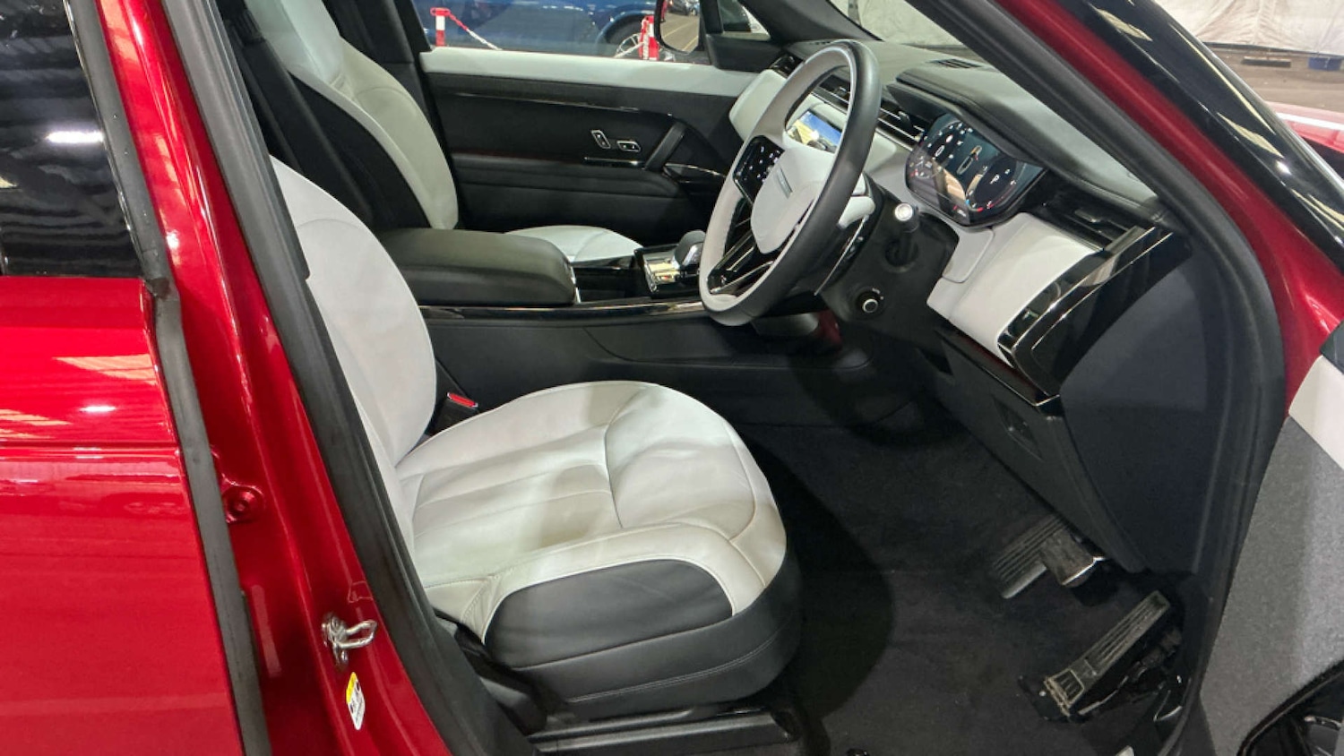 Used Land Rover Range Rover Sport 2024 for sale - 77762404: Photo 2