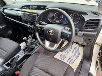Used Toyota Hilux 2018 for sale - 77201304: Photo