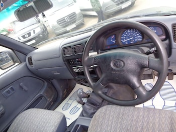Used Toyota Hilux 2002 for sale - 76128865: Photo 2