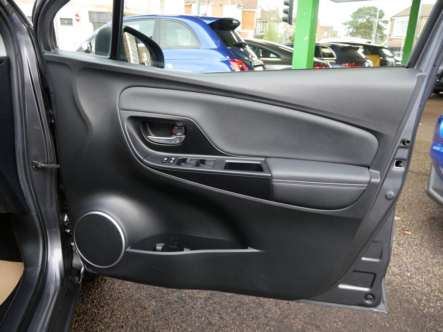 Used Toyota Yaris 2015 for sale - 76637922: Photo 36