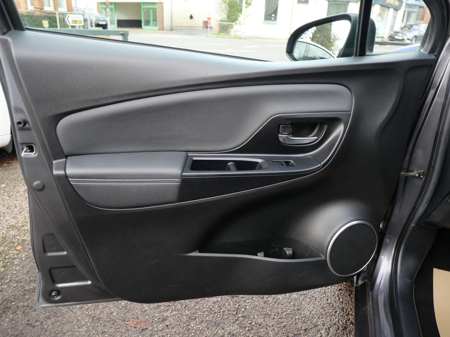 Used Toyota Yaris 2015 for sale - 76637922: Photo 38