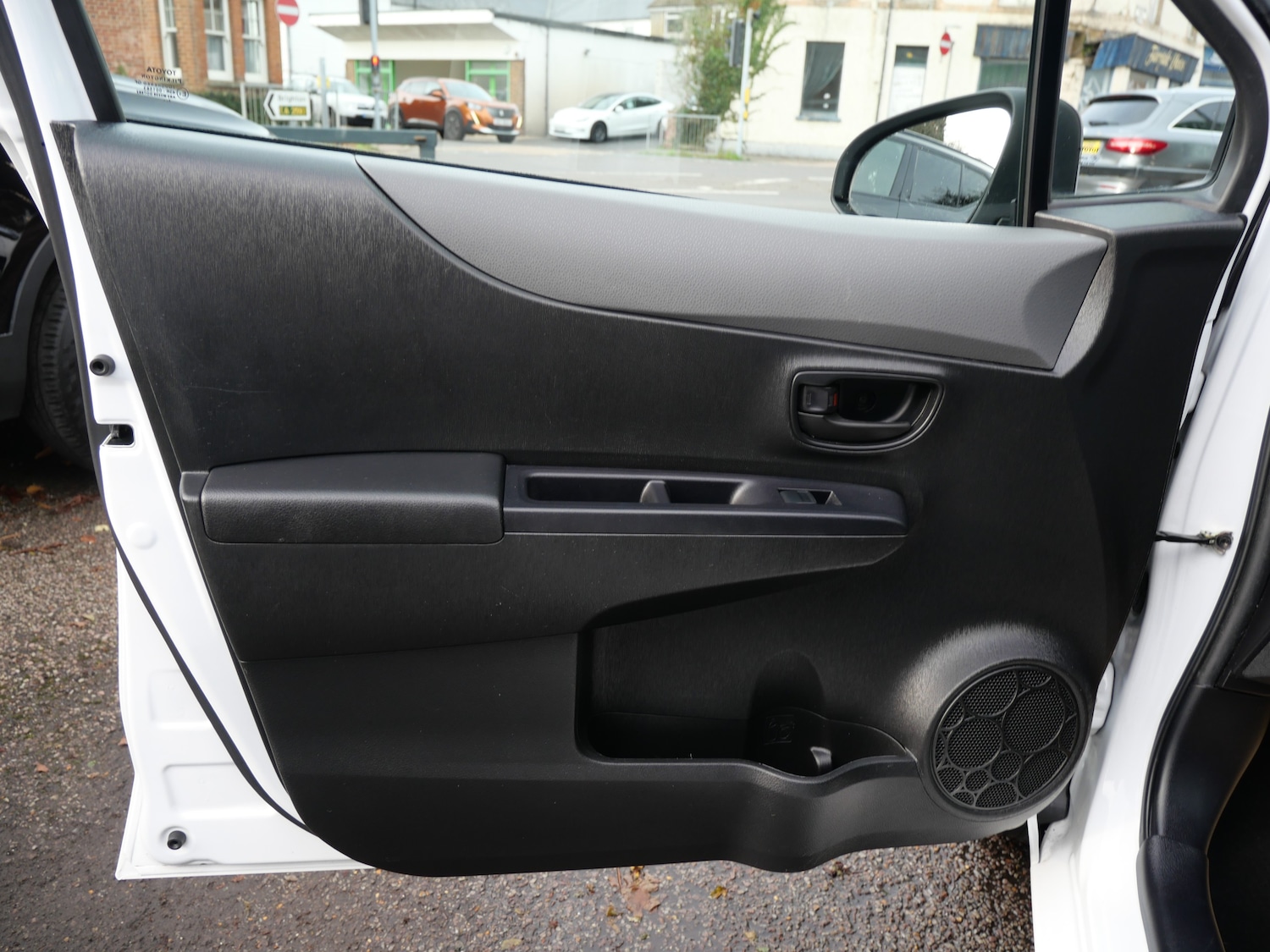 Used Toyota Yaris 2014 for sale - 76637935: Photo 31