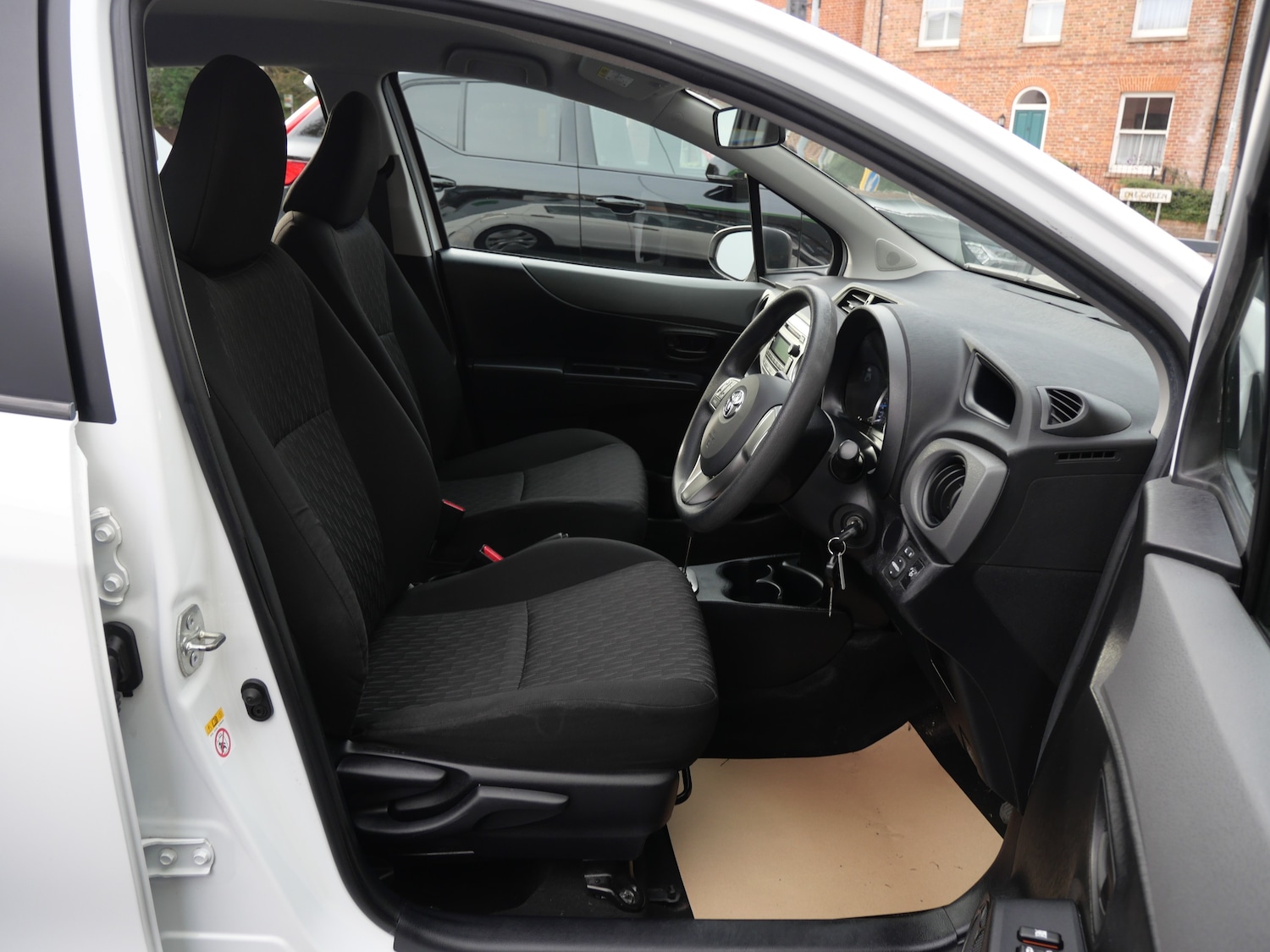 Used Toyota Yaris 2014 for sale - 76637935: Photo 8