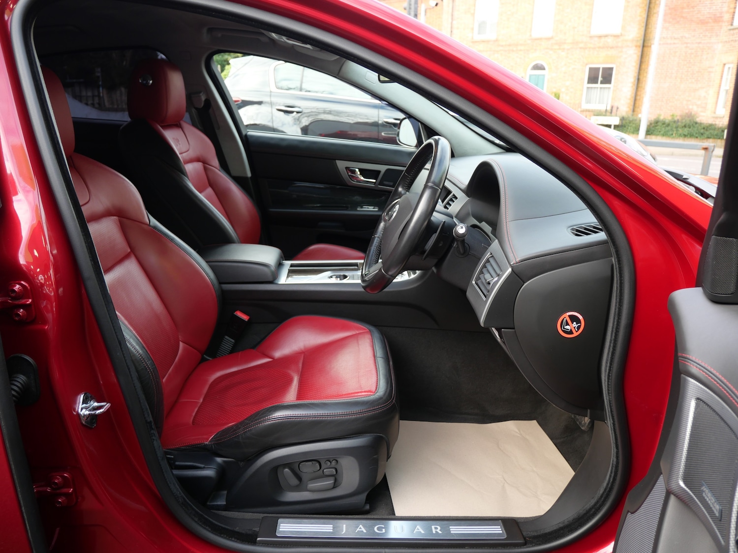 Used Jaguar XF 2013 for sale - 76637932: Photo 8