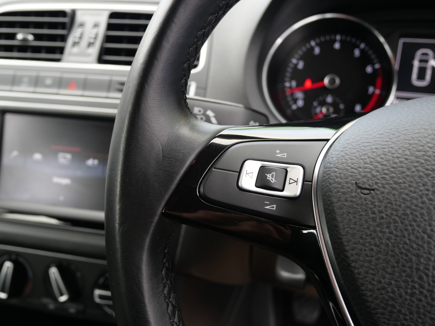 Used Volkswagen Polo 2015 for sale - 76637941: Photo 24