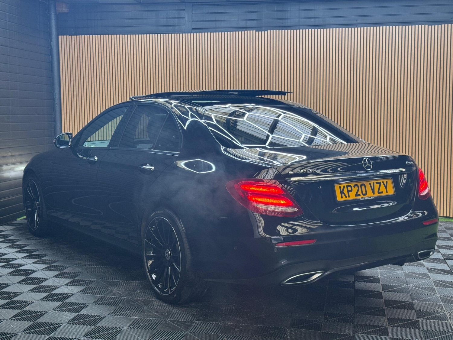 Used Mercedes-Benz E Class 2020 for sale - 77074001: Photo 2