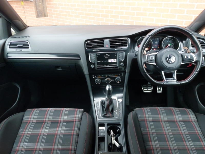 Used Volkswagen Golf 2017 for sale - 77300123: Photo 2