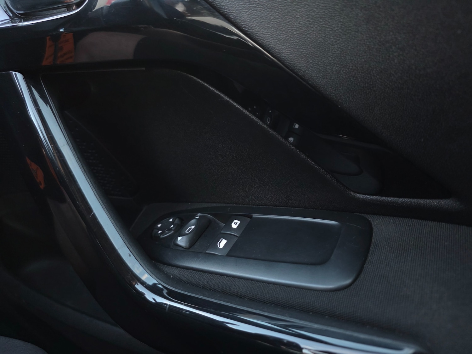 Used Peugeot 208 2015 for sale - 76440019: Photo 27