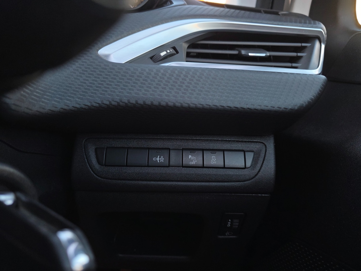 Used Peugeot 208 2015 for sale - 76440019: Photo 28