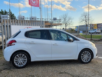 Used Peugeot 208 2015 for sale - 76440019: Photo