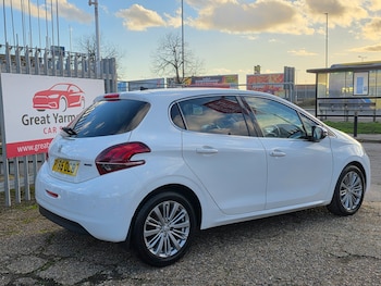 Used Peugeot 208 2015 for sale - 76440019: Photo