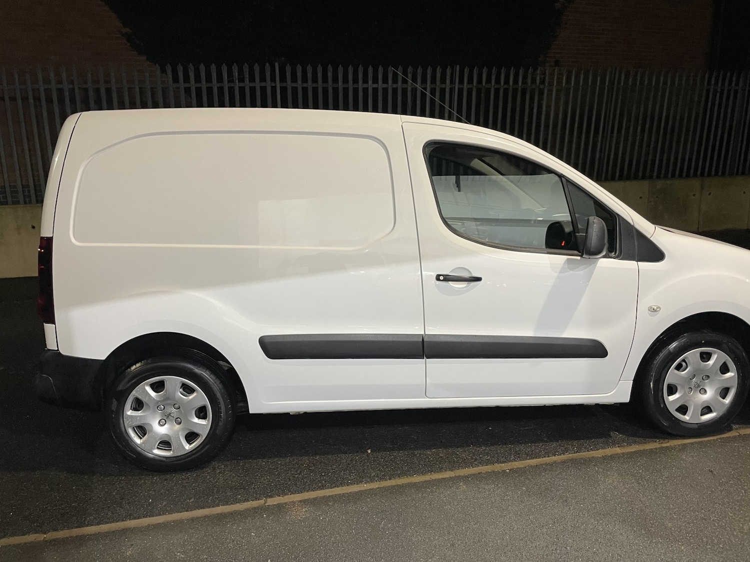 Used Peugeot Partner 2015 for sale - 77687641: Photo 11