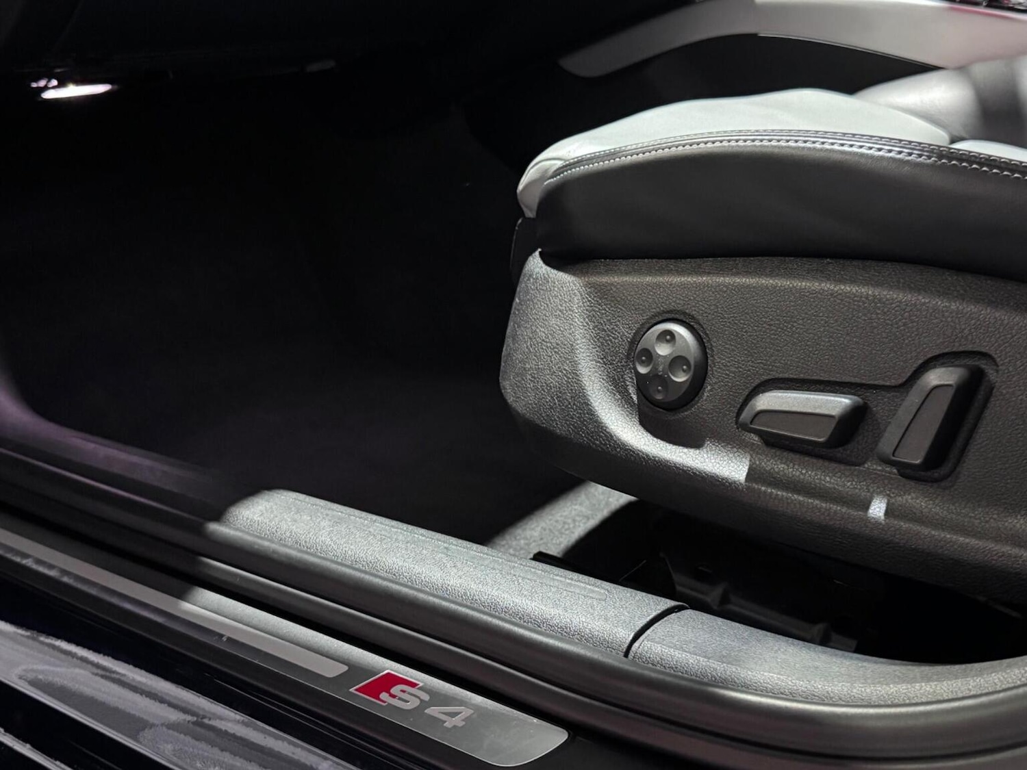 Used Audi S4 2010 for sale - 76830379: Photo 25