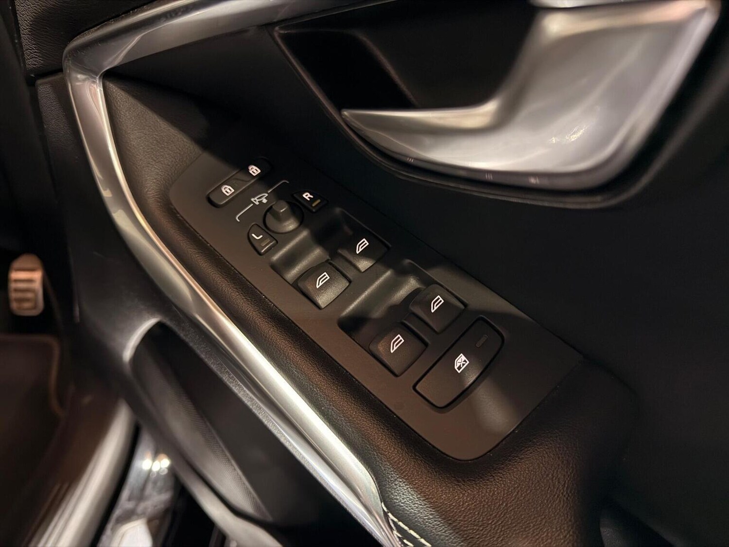 Used Volvo V40 2017 for sale - 78064180: Photo 27