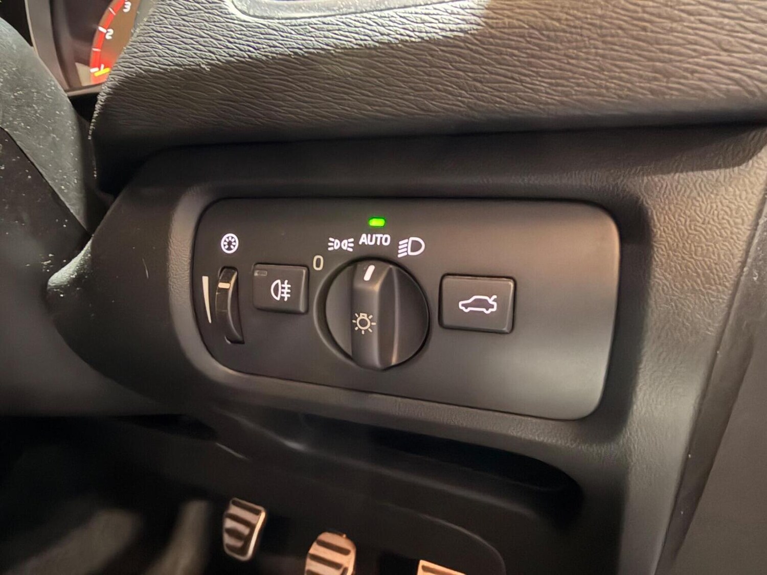 Used Volvo V40 2017 for sale - 78064180: Photo 28