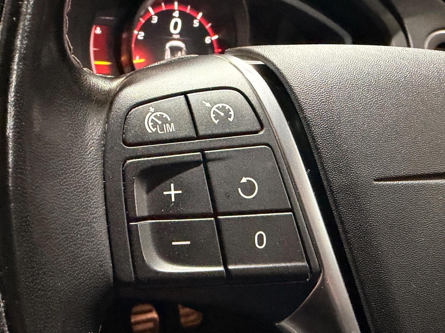 Used Volvo V40 2017 for sale - 78064180: Photo 31