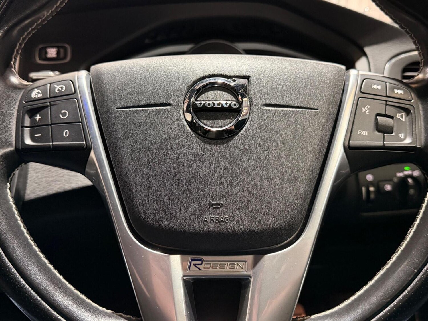 Used Volvo V40 2017 for sale - 78064180: Photo 35