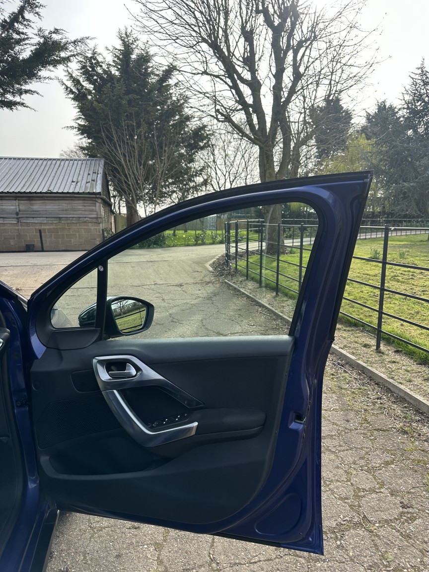 Used Peugeot 2008 2015 for sale - 77968668: Photo 9