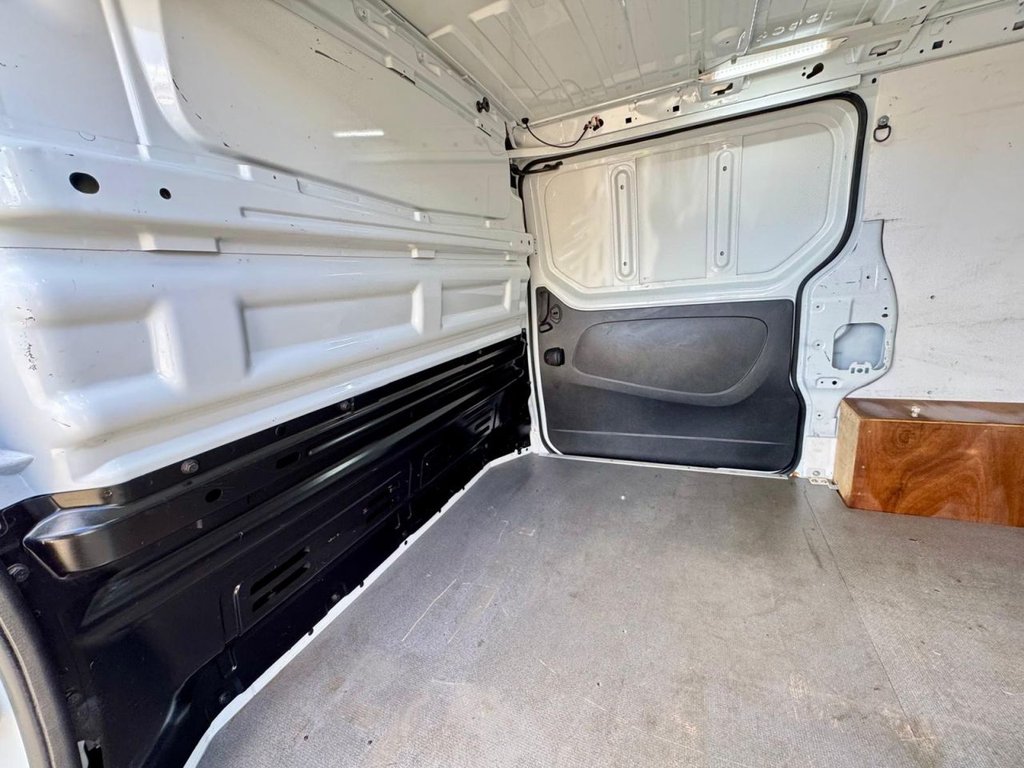 Used Vauxhall Vivaro 2015 for sale - 78140733: Photo 18