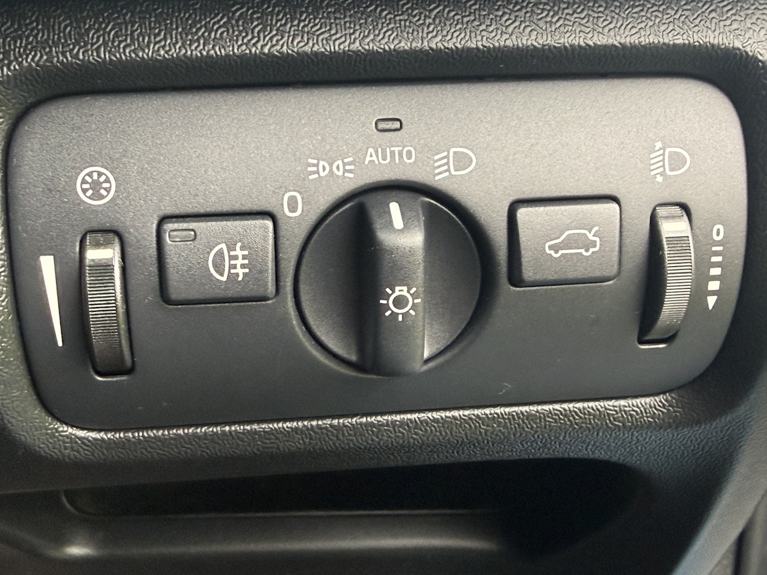 Used Volvo V40 2015 for sale - 77792826: Photo 13