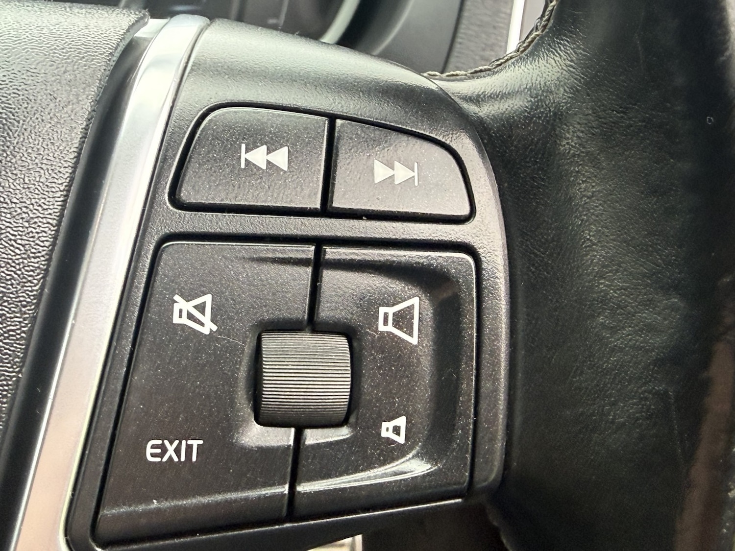 Used Volvo V40 2015 for sale - 77792826: Photo 32