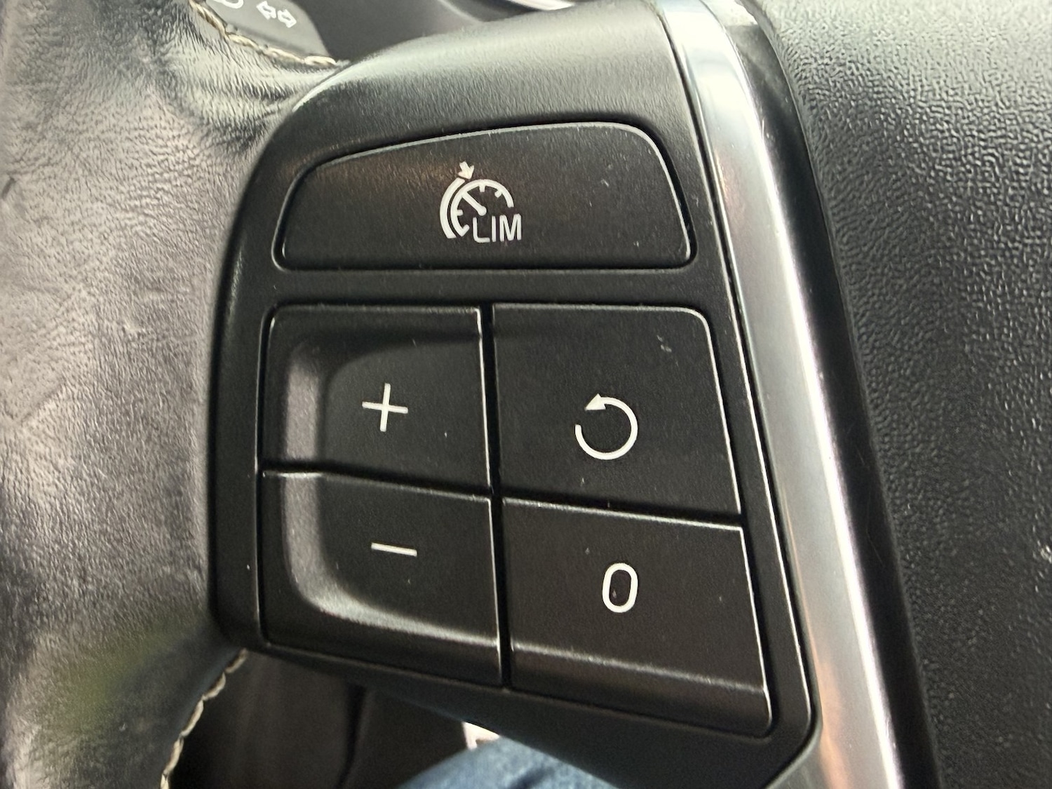 Used Volvo V40 2015 for sale - 77792826: Photo 33