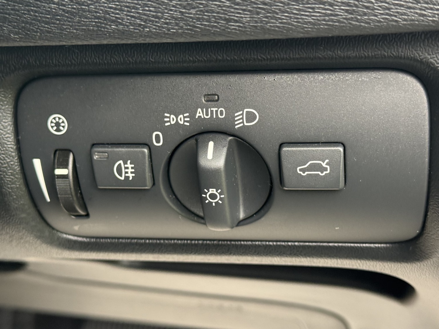 Used Volvo V40 2015 for sale - 77438417: Photo 21