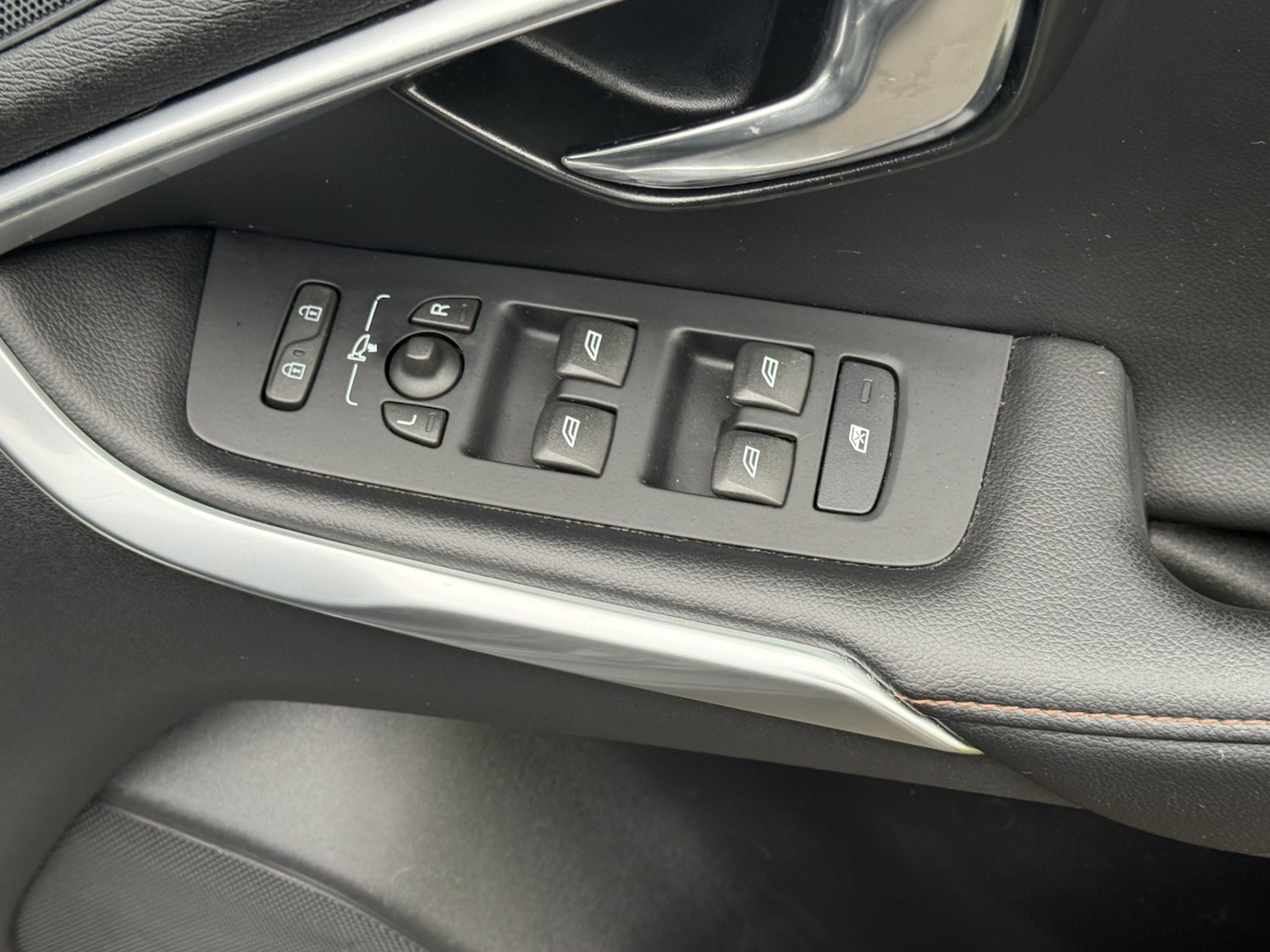 Used Volvo V40 2015 for sale - 77438417: Photo 40