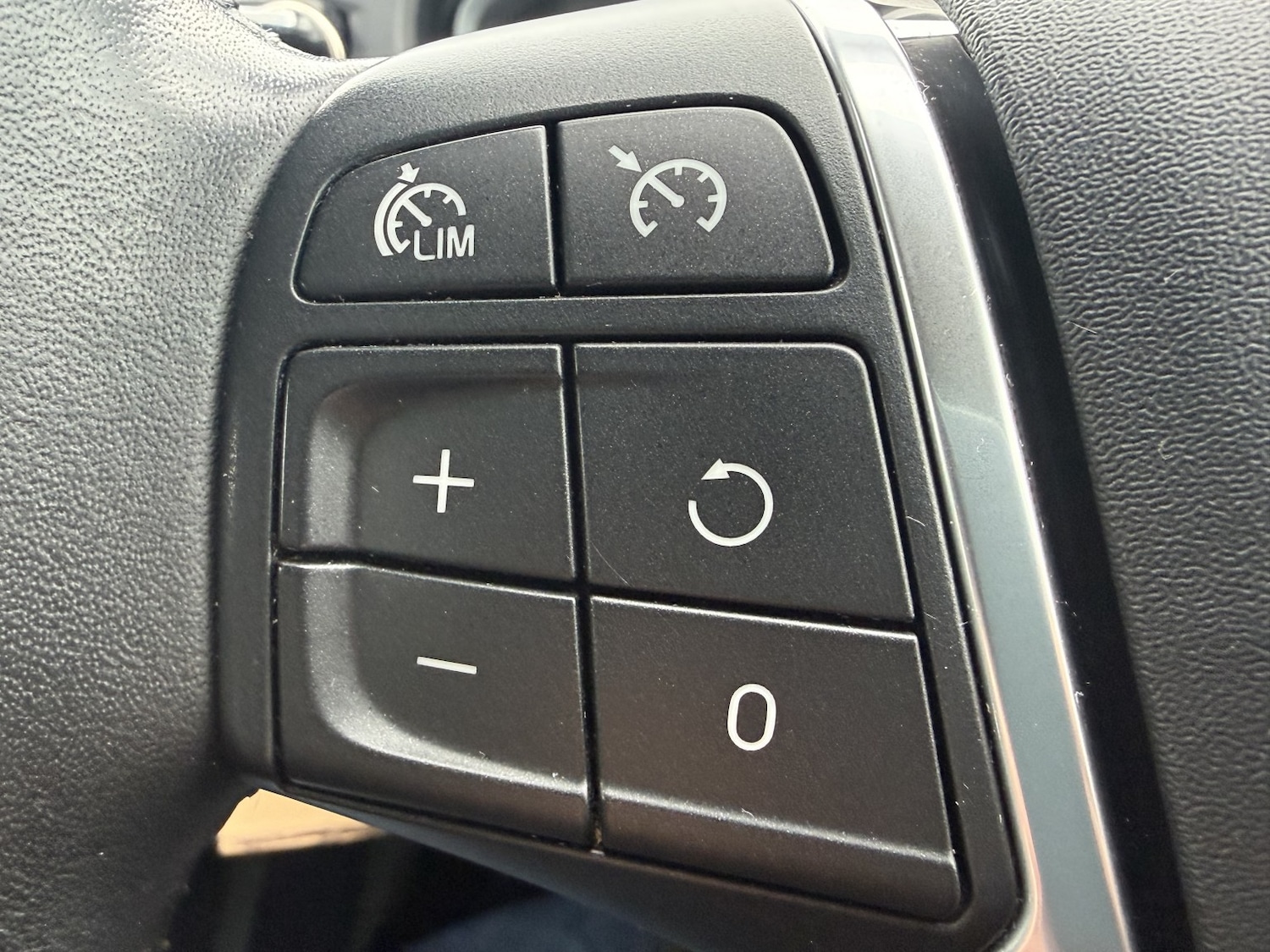 Used Volvo V40 2015 for sale - 77438417: Photo 43