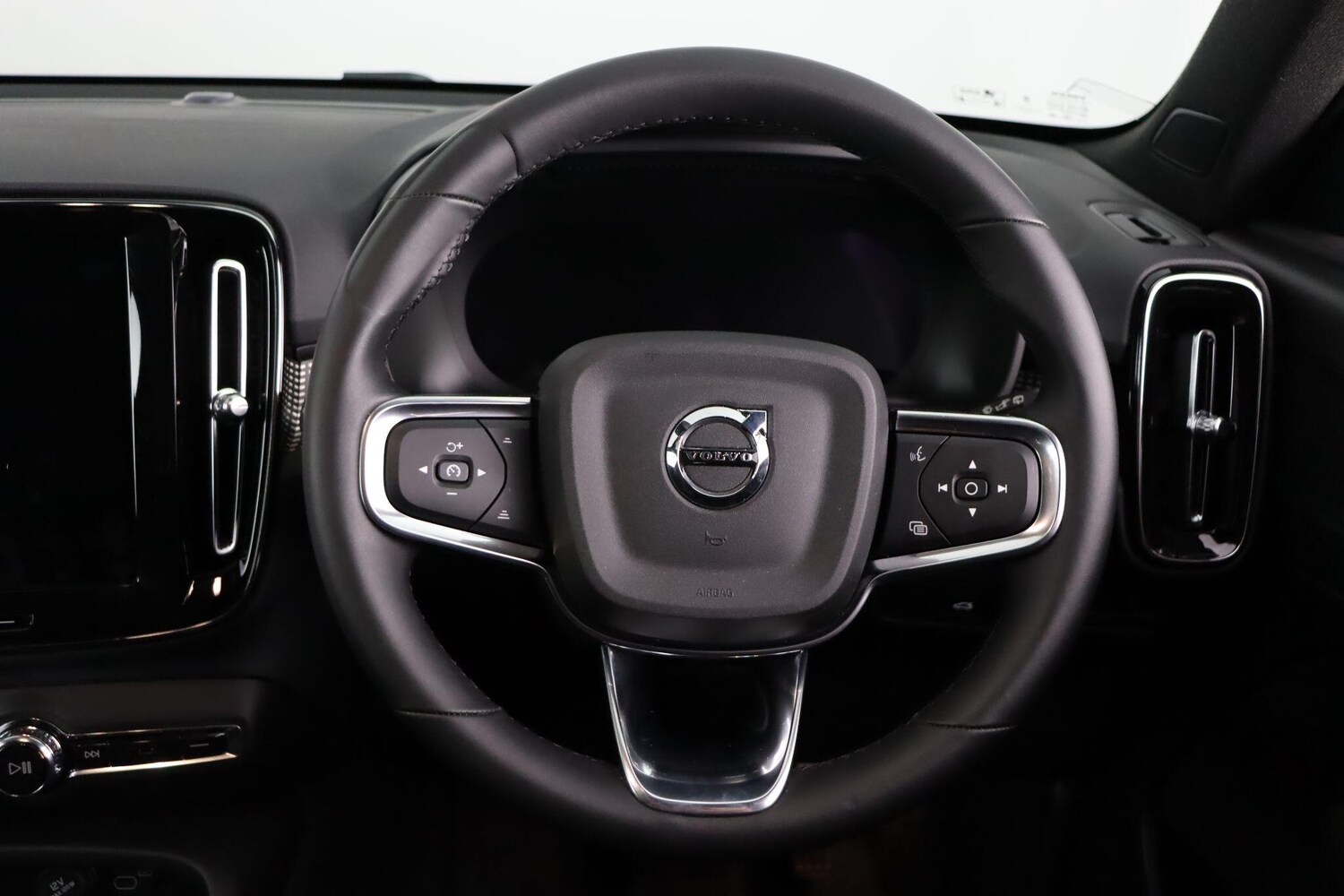 Used Volvo XC40 2024 for sale - 76913410: Photo 9