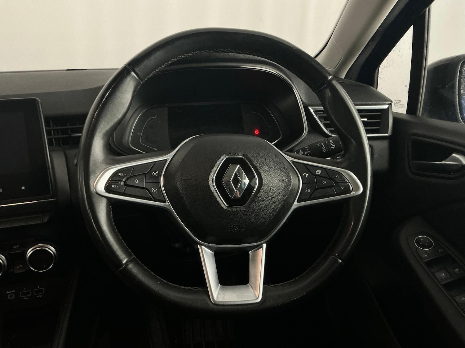 Used Renault Clio 2022 for sale - 76765616: Photo 9