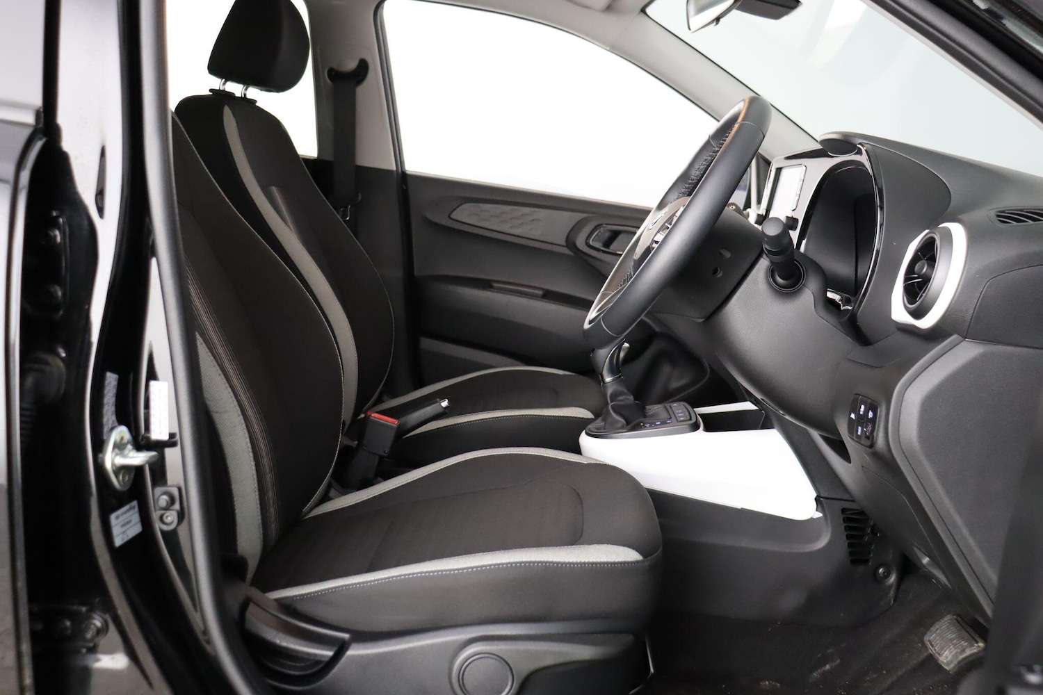 Used Hyundai i10 2023 for sale - 76912970: Photo 15