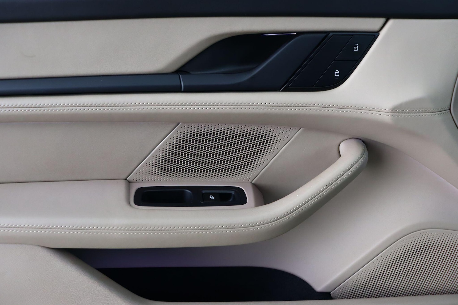 Used Porsche Taycan 2021 for sale - 77925841: Photo 25