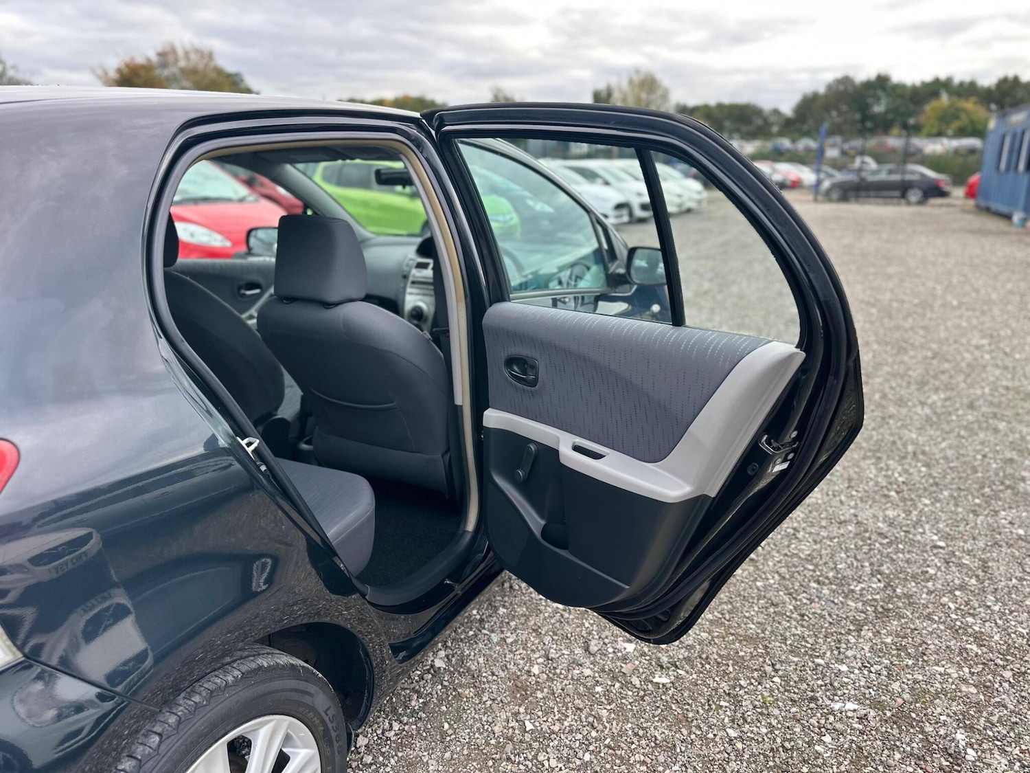 Used Toyota Yaris 2010 for sale - 76336884: Photo 16