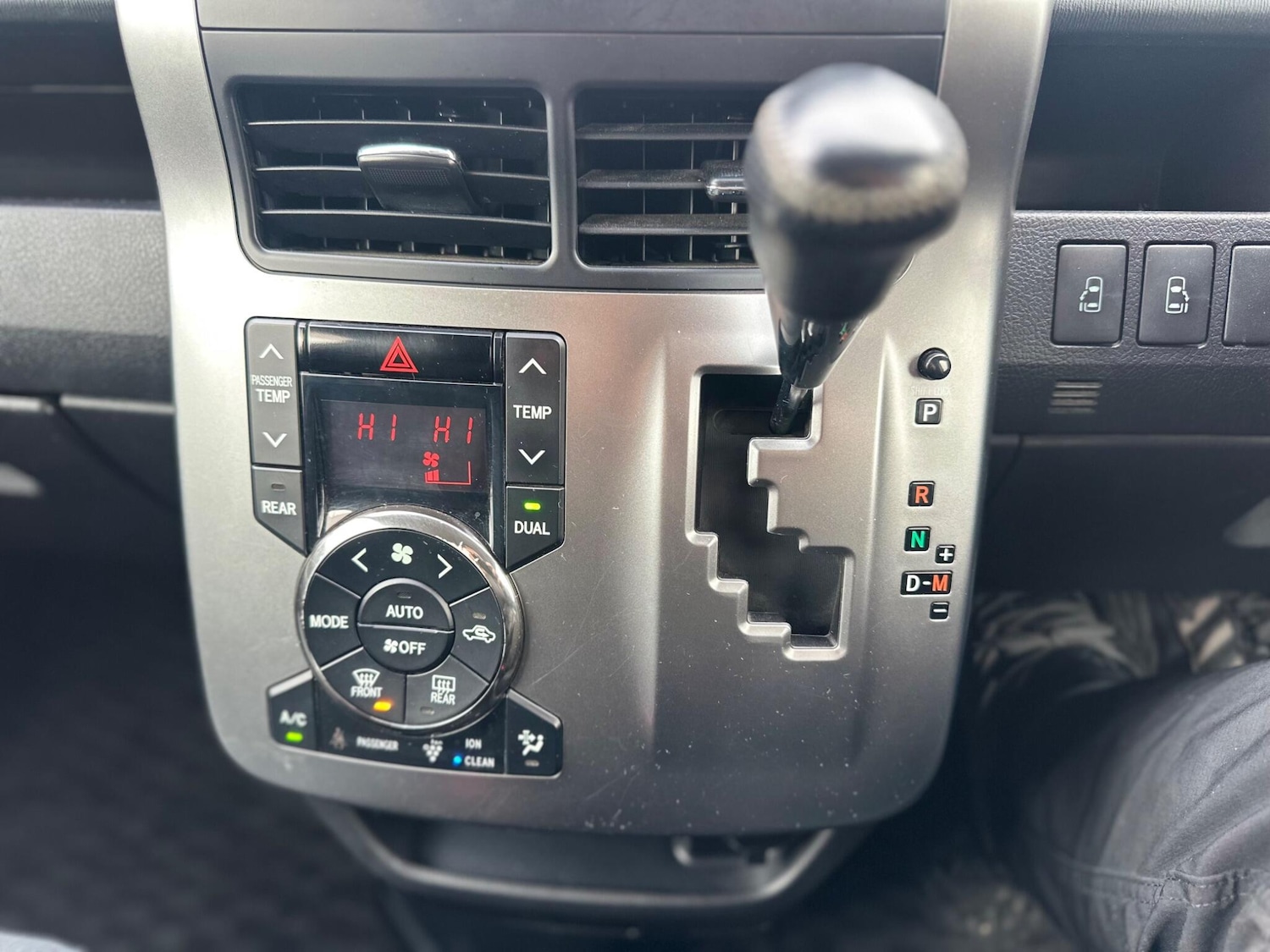 Used Toyota Voxy for sale - 77395931: Photo 12