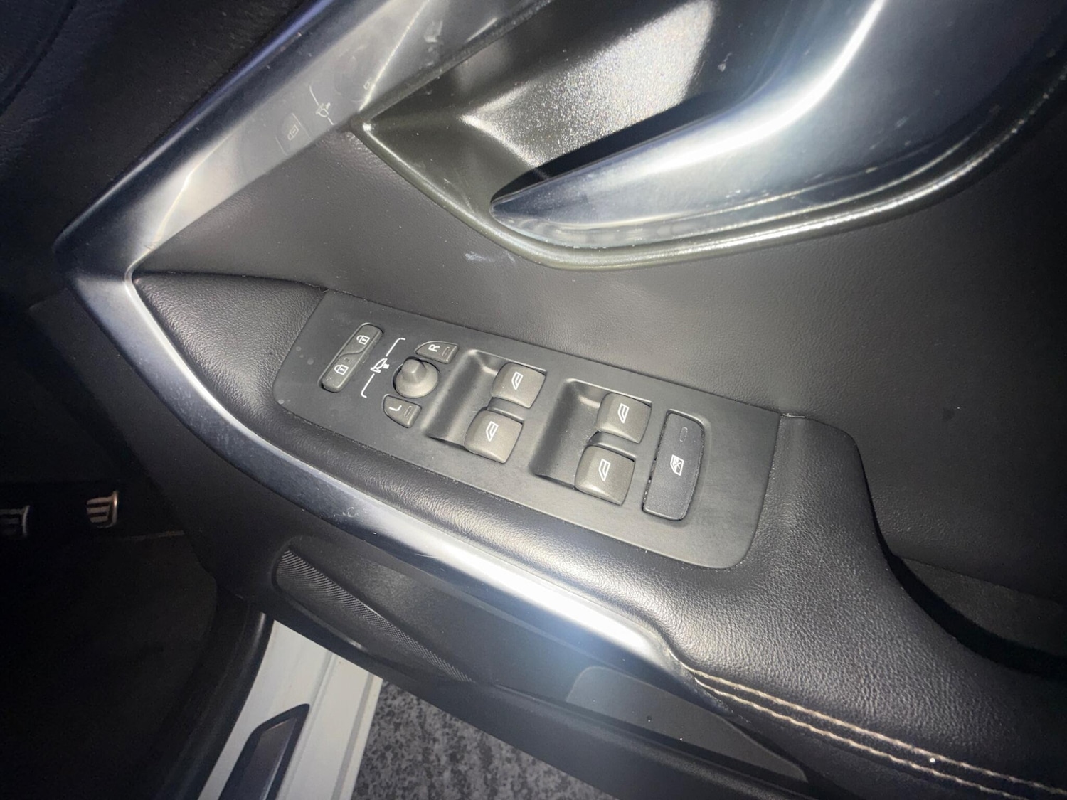 Used Volvo V40 2017 for sale - 77097457: Photo 10