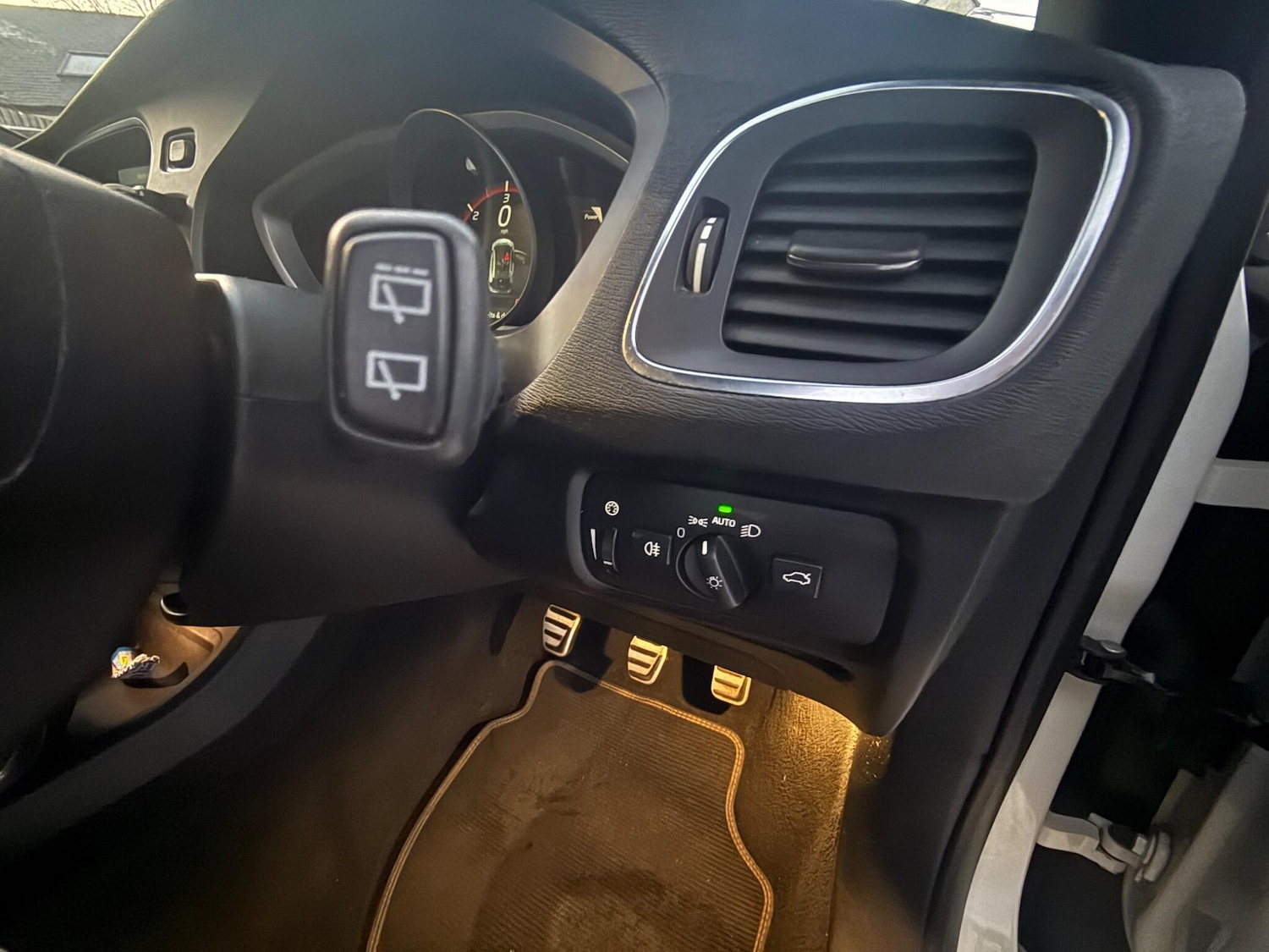 Used Volvo V40 2017 for sale - 77097457: Photo 12