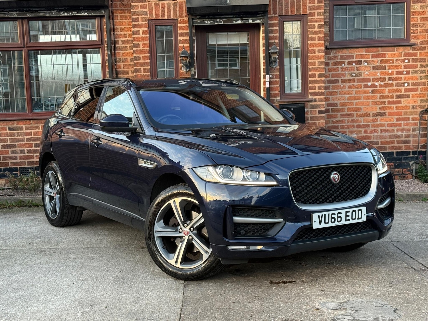 Used Jaguar F-Pace 2016 for sale - 76572422: Photo 2