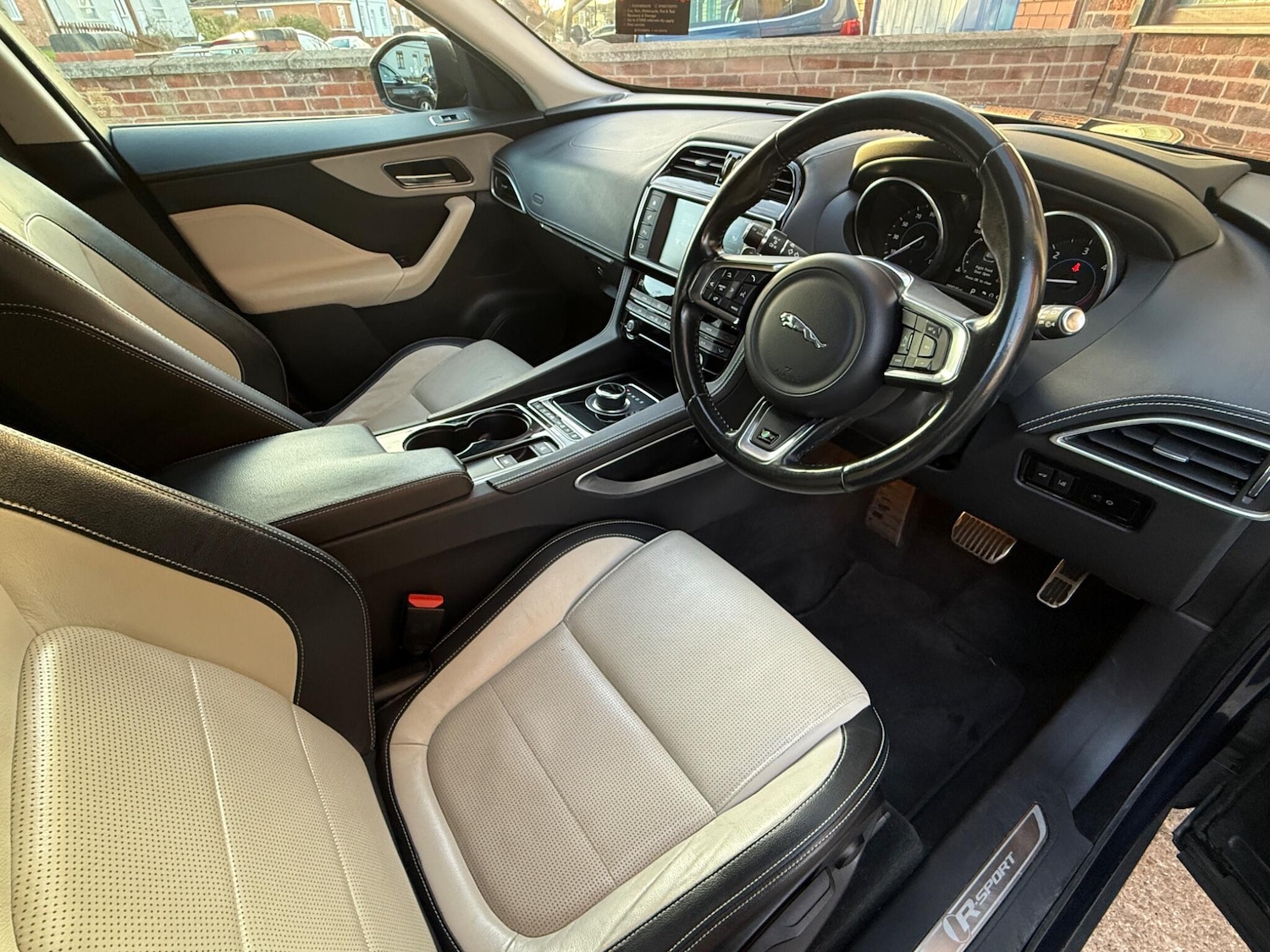 Used Jaguar F-Pace 2016 for sale - 76572422: Photo 9