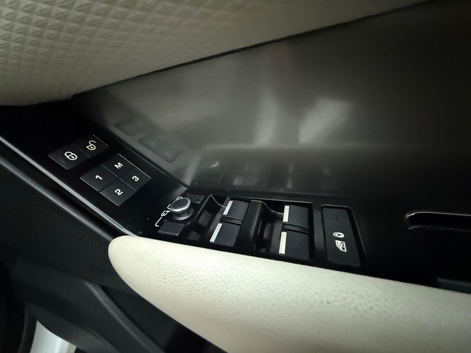 Used Land Rover Range Rover Velar 2017 for sale - 76702298: Photo 13