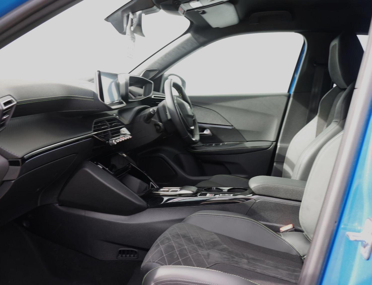 Used Peugeot E-2008 2024 for sale - 76060604: Photo 3