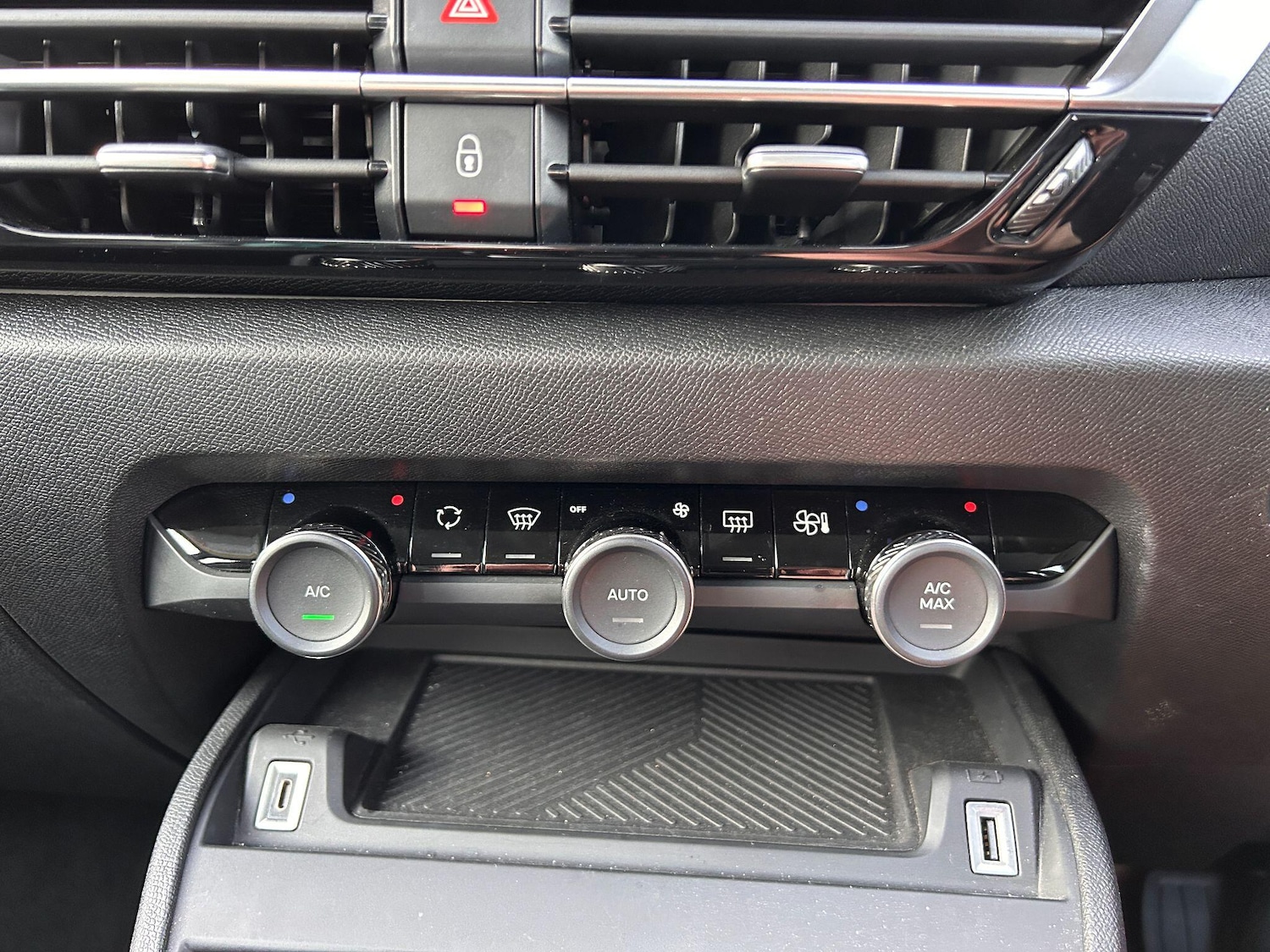 Used Citroen e-C4 2023 for sale - 77440835: Photo 13