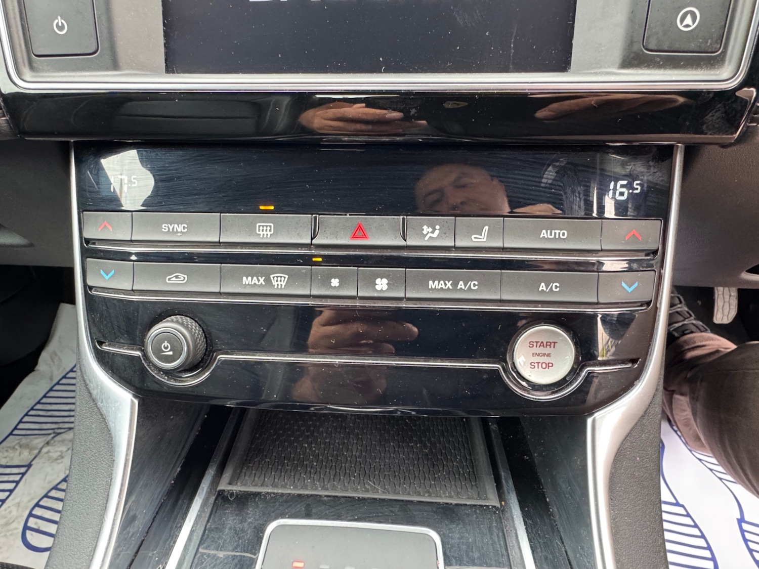 Used Jaguar XE 2017 for sale - 76055882: Photo 9