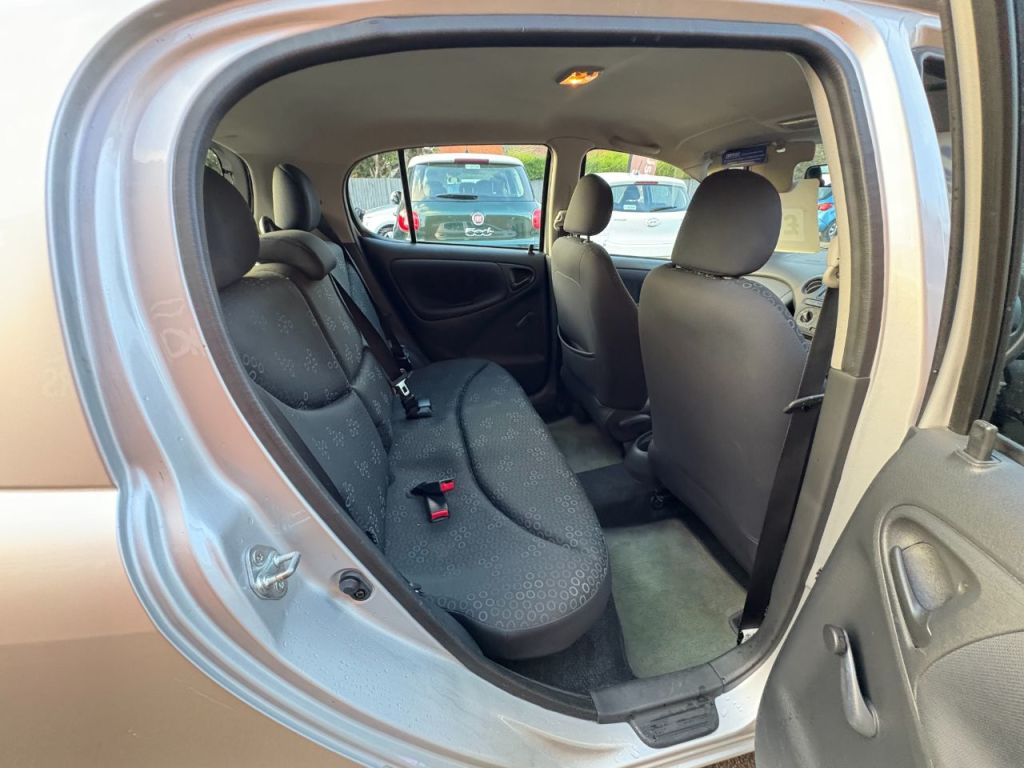 Used Toyota Yaris 2005 for sale - 76367112: Photo 8