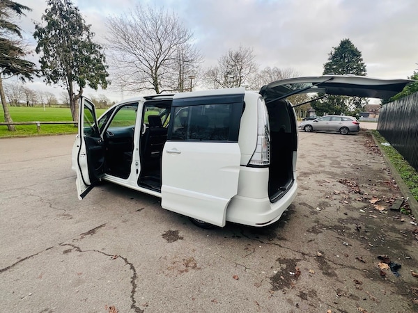 Used Nissan Serena for sale - 73985366: Photo 12