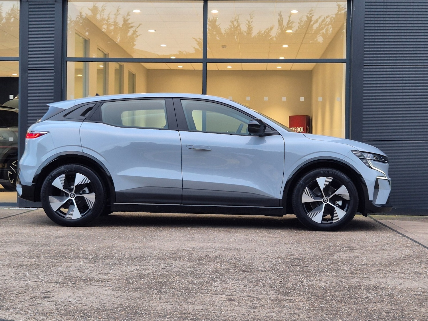 Used Renault Megane E Tech 2024 for sale - 76868890: Photo 2