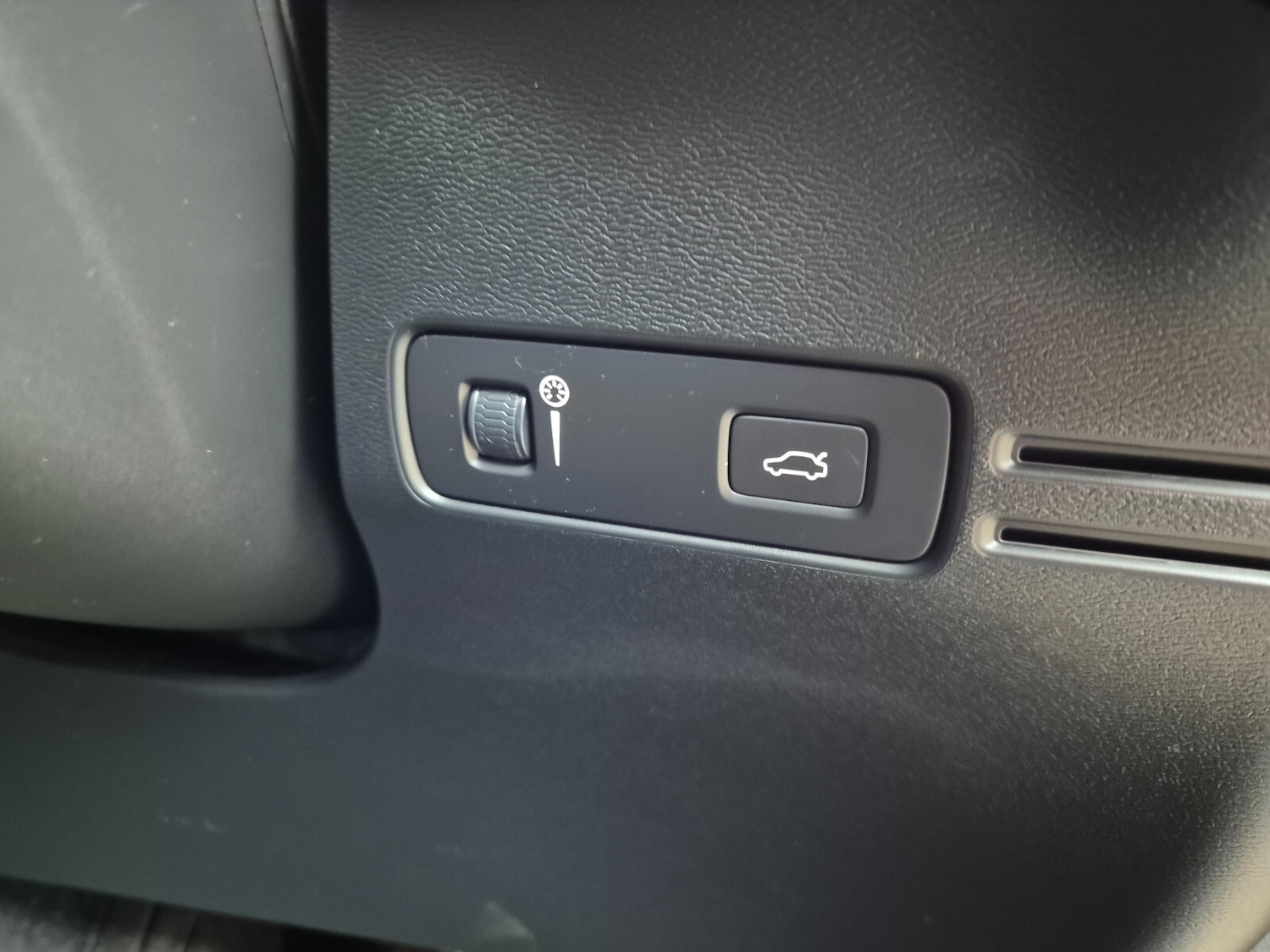 Used Volvo XC40 2020 for sale - 76871600: Photo 31